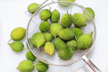 Taze yeşil dikenli su kabağı ya da beyaz arka planda çay kabağı sebzesi