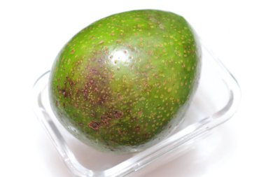 Beyaz arkaplanda izole edilmiş taze avokado. Yakın plan.