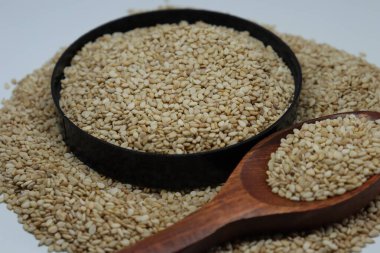 Beyaz zemin üzerinde organik doğal Til Gul veya Susam tohumları