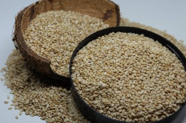 Beyaz zemin üzerinde organik doğal Til Gul veya Susam tohumları