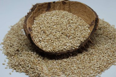 Beyaz zemin üzerinde organik doğal Til Gul veya Susam tohumları