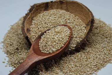 Beyaz zemin üzerinde organik doğal Til Gul veya Susam tohumları