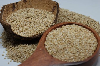 Beyaz zemin üzerinde organik doğal Til Gul veya Susam tohumları