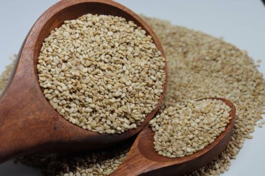 Beyaz zemin üzerinde organik doğal Til Gul veya Susam tohumları