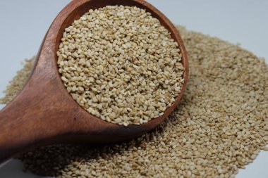 Beyaz zemin üzerinde organik doğal Til Gul veya Susam tohumları