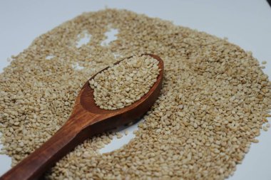 Beyaz zemin üzerinde organik doğal Til Gul veya Susam tohumları