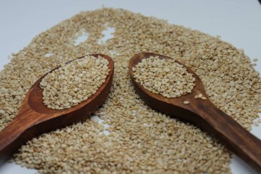 Beyaz zemin üzerinde organik doğal Til Gul veya Susam tohumları