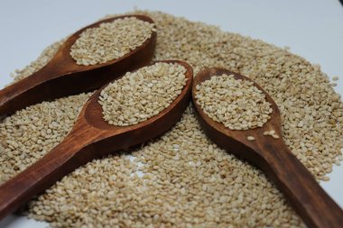 Beyaz zemin üzerinde organik doğal Til Gul veya Susam tohumları