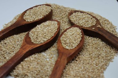 Beyaz zemin üzerinde organik doğal Til Gul veya Susam tohumları