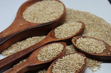 Beyaz zemin üzerinde organik doğal Til Gul veya Susam tohumları