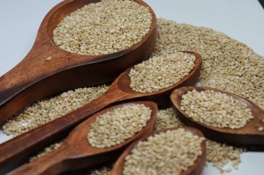 Beyaz zemin üzerinde organik doğal Til Gul veya Susam tohumları