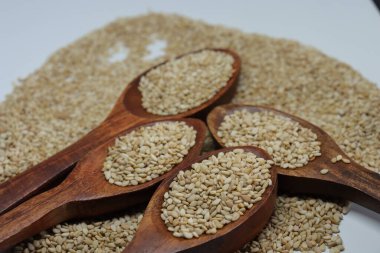 Beyaz zemin üzerinde organik doğal Til Gul veya Susam tohumları