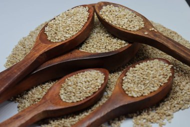 Beyaz zemin üzerinde organik doğal Til Gul veya Susam tohumları