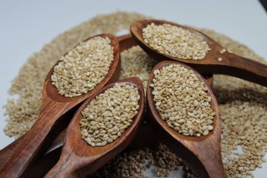 Beyaz zemin üzerinde organik doğal Til Gul veya Susam tohumları