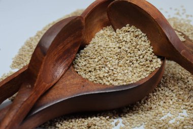 Beyaz zemin üzerinde organik doğal Til Gul veya Susam tohumları