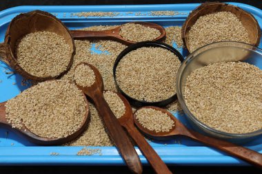 Beyaz zemin üzerinde organik doğal Til Gul veya Susam tohumları