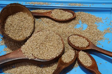 Beyaz zemin üzerinde organik doğal Til Gul veya Susam tohumları