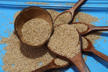 Beyaz zemin üzerinde organik doğal Til Gul veya Susam tohumları