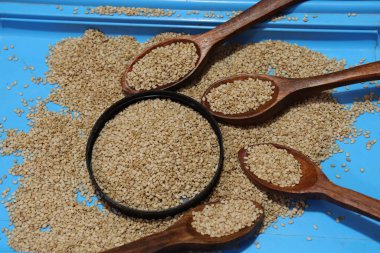 Beyaz zemin üzerinde organik doğal Til Gul veya Susam tohumları