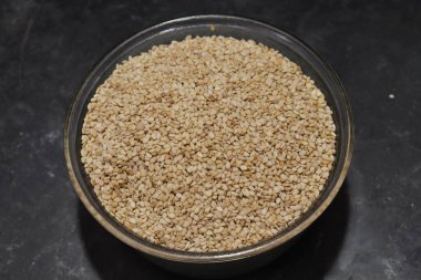 Beyaz zemin üzerinde organik doğal Til Gul veya Susam tohumları