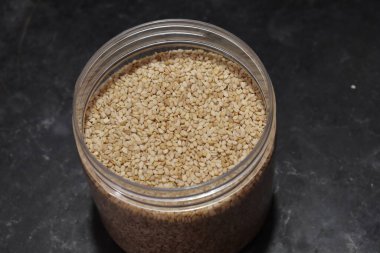 Beyaz zemin üzerinde organik doğal Til Gul veya Susam tohumları