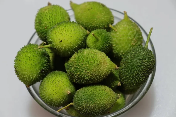 Taze yeşil dikenli su kabağı ya da beyaz arka planda çay kabağı sebzesi