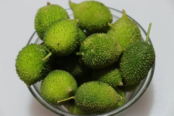 Taze yeşil dikenli su kabağı ya da beyaz arka planda çay kabağı sebzesi