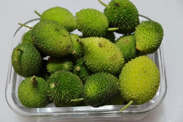 Taze yeşil dikenli su kabağı ya da beyaz arka planda çay kabağı sebzesi