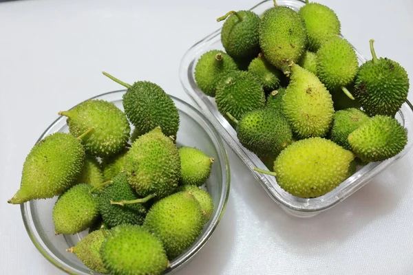 Taze yeşil dikenli su kabağı ya da beyaz arka planda çay kabağı sebzesi