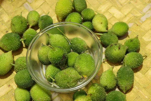 Taze yeşil dikenli su kabağı ya da beyaz arka planda çay kabağı sebzesi