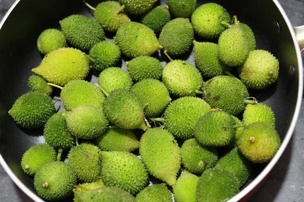 Taze yeşil dikenli su kabağı ya da beyaz arka planda çay kabağı sebzesi