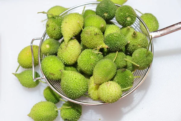 Taze yeşil dikenli su kabağı ya da beyaz arka planda çay kabağı sebzesi