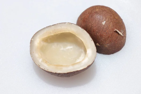 Hindistan 'ın gri arka planındaki kurutulmuş hindistan cevizi parçacıklarının görüntüsünü kapat