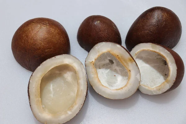 Hindistan 'da beyaz arka planda kurutulmuş hindistan cevizi parçacıklarının görüntüsünü kapat