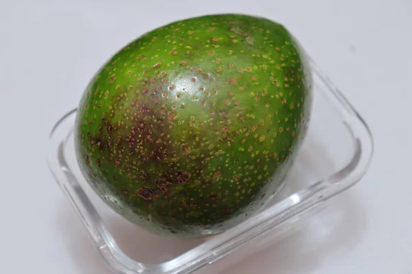 Frische Avocado Isoliert Auf Weißem Hintergrund Nahaufnahme — Stockfoto