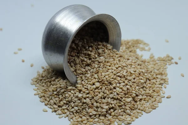 Beyaz arkaplan görünümünde izole edilmiş tahta kaşıkta susam tohumları