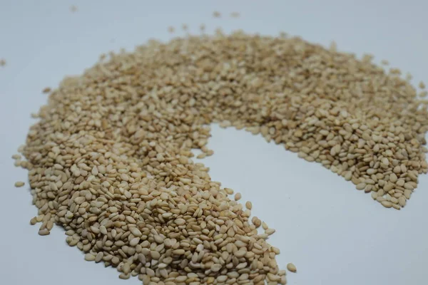Beyaz arkaplan görünümünde izole edilmiş tahta kaşıkta susam tohumları