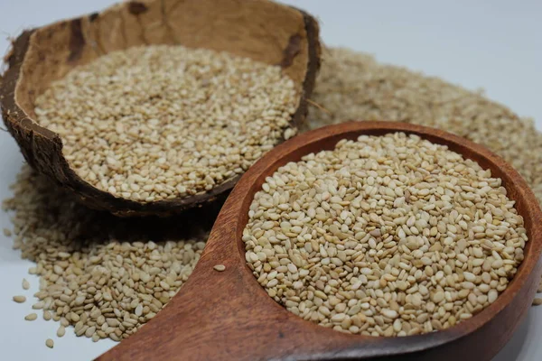 Beyaz zemin üzerinde organik doğal Til Gul veya Susam tohumları