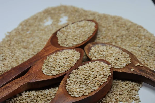 Beyaz zemin üzerinde organik doğal Til Gul veya Susam tohumları