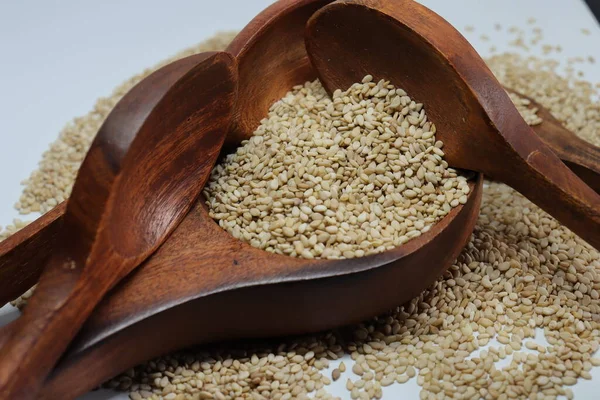 Beyaz zemin üzerinde organik doğal Til Gul veya Susam tohumları