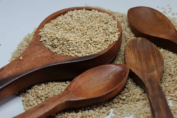 Beyaz zemin üzerinde organik doğal Til Gul veya Susam tohumları