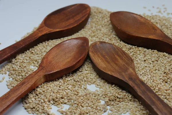 Beyaz zemin üzerinde organik doğal Til Gul veya Susam tohumları