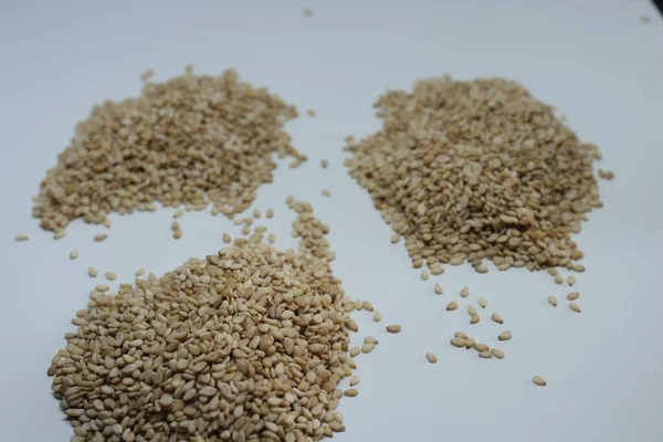 Biologische Natuurlijke Til Gul Sesam Zaden Witte Achtergrond — Stockfoto