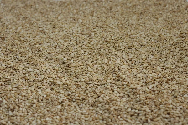 Beyaz zemin üzerinde organik doğal Til Gul veya Susam tohumları