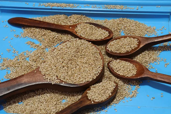 Beyaz zemin üzerinde organik doğal Til Gul veya Susam tohumları