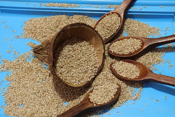 Beyaz zemin üzerinde organik doğal Til Gul veya Susam tohumları