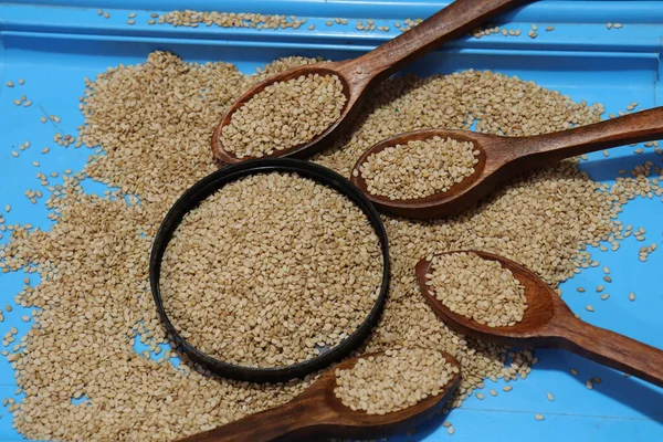 Beyaz zemin üzerinde organik doğal Til Gul veya Susam tohumları