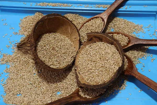 Beyaz zemin üzerinde organik doğal Til Gul veya Susam tohumları