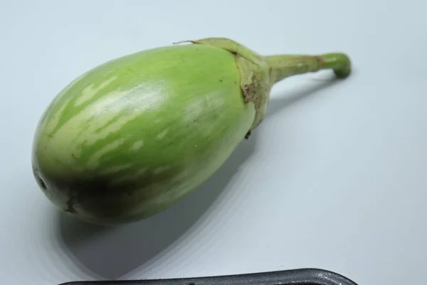 Raw Sliced Green Color Eggplant Brinjal Eggplant 격리흰 — 스톡 사진