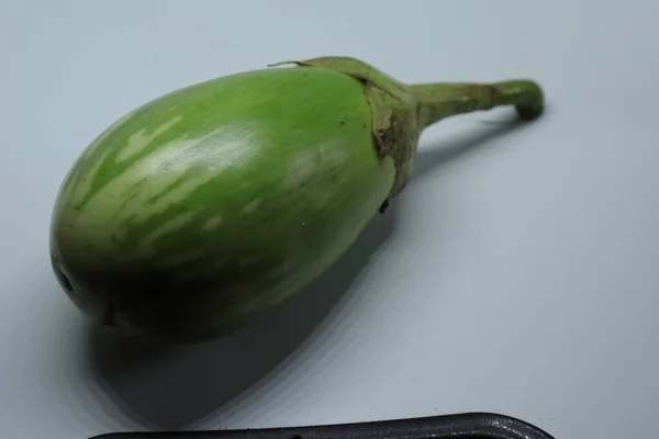 Taze Çiğ Dilimlenmiş Yeşil Renk Patlıcan Brinjal Veya Beyaz Arka — Stok fotoğraf